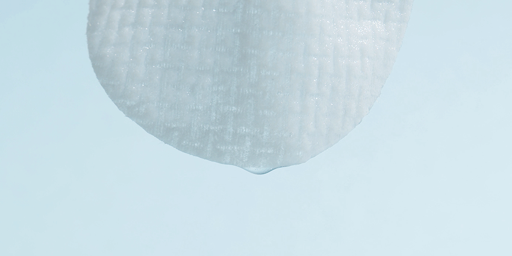 ROUND LAB Birch Juice Moisturizing Cleansing Pad essence-soaked sheet demonstration.