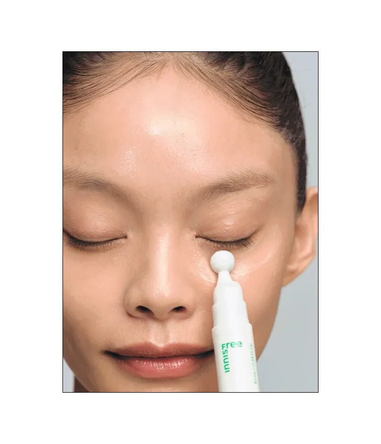 Innisfree Green Tea Hyaluronic Glow Eye & Face Ball: original under-eye roller application view.