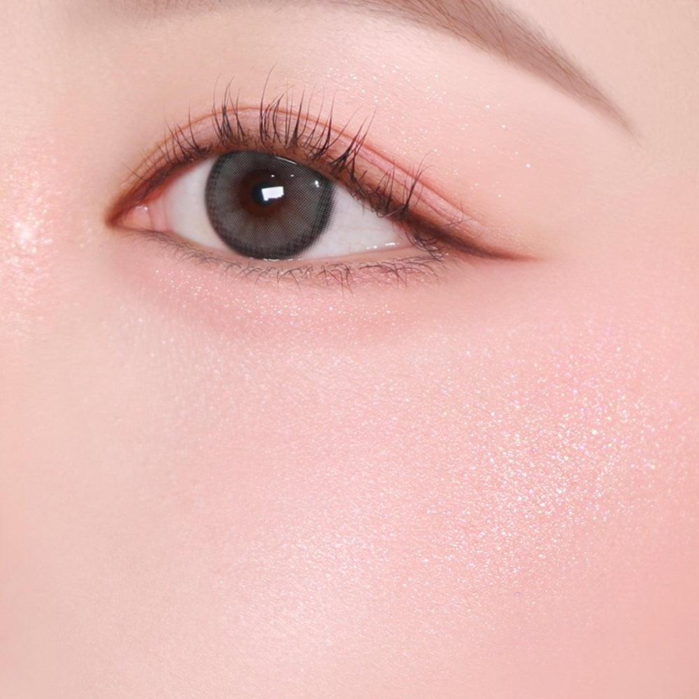 Glint Highlighter in 03 Chrome Baby; original shade demonstration.