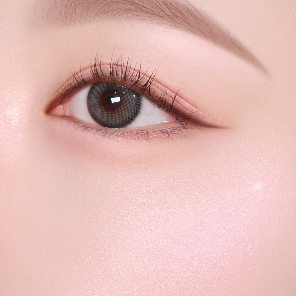 Glint Highlighter in 04 Milky Moon; original shade demonstration.