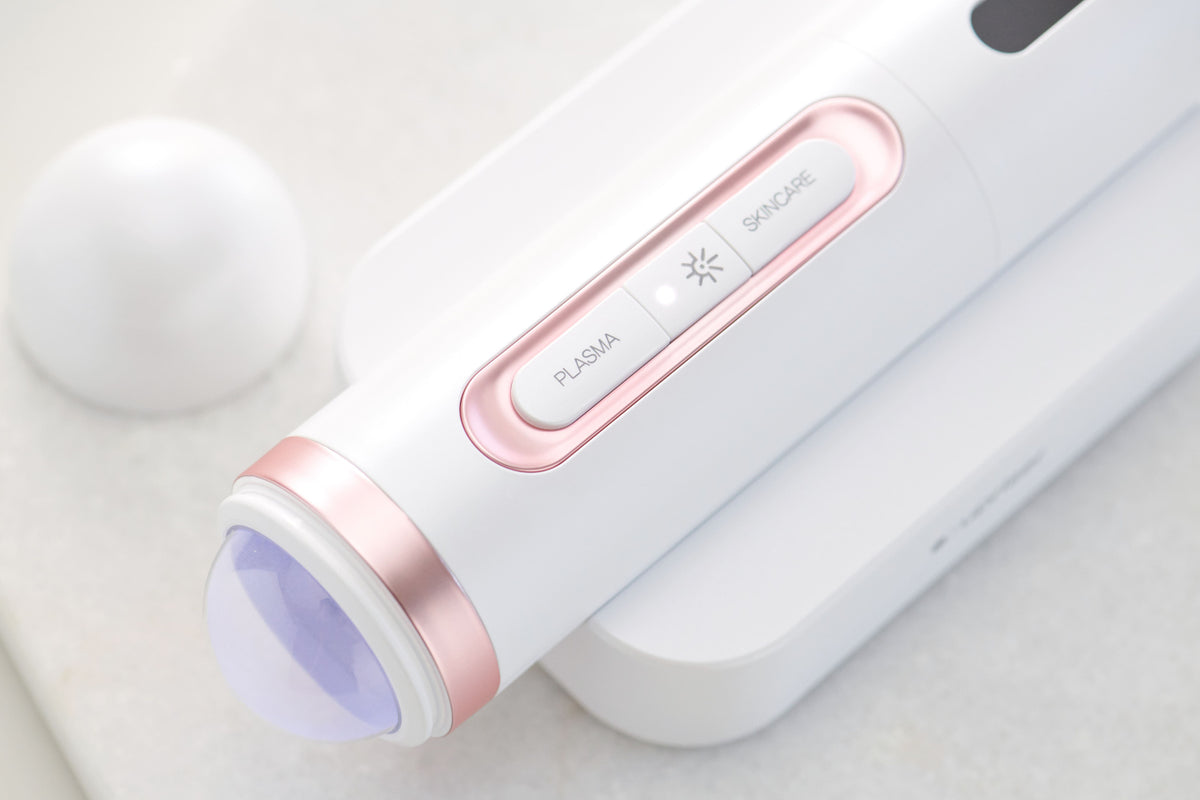 Original PLINIC UPRISER plasma-head and PLASMA, power and SKINCARE control close-up.