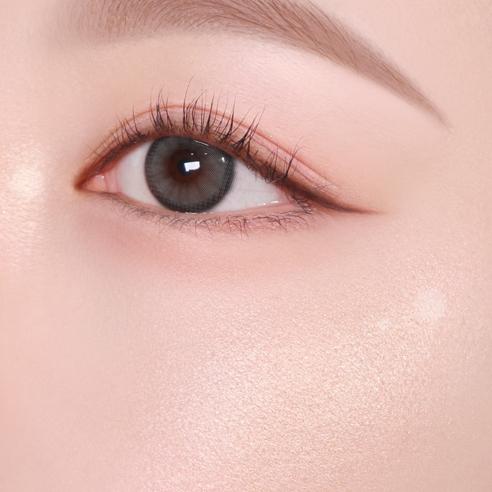 Glint Highlighter in 01 Dewy Moon; original shade demonstration.