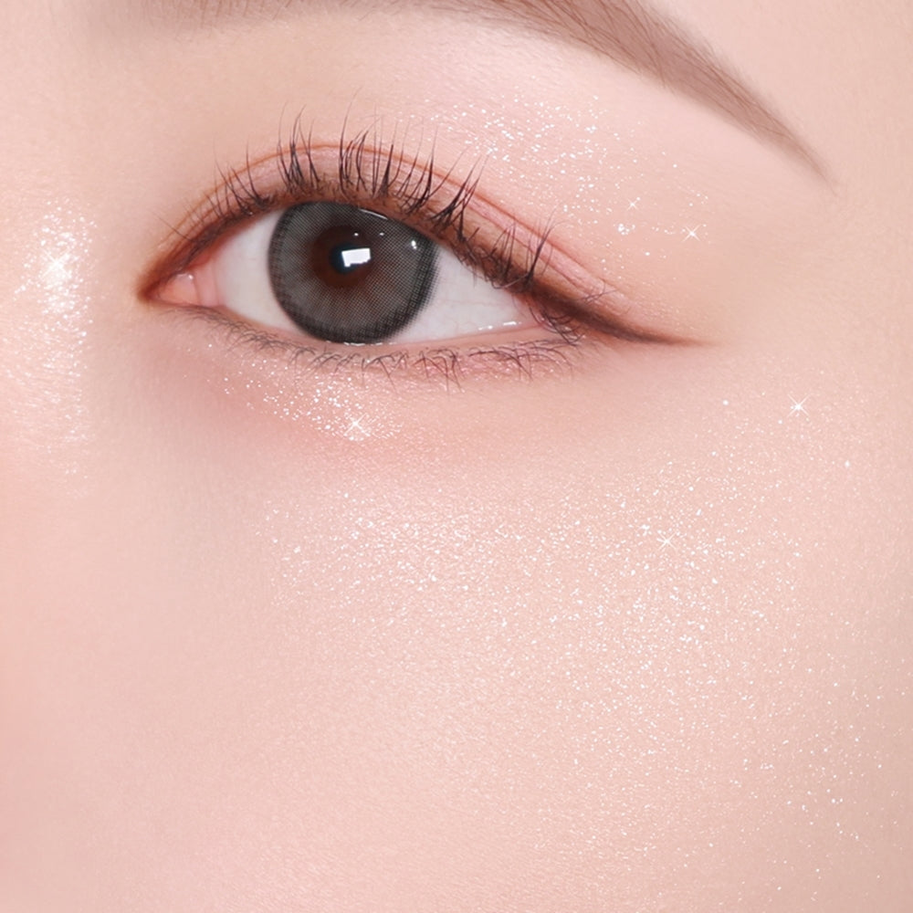 Glint Highlighter in 02 Diamond Veil; original shade demonstration.