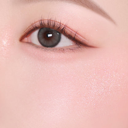 Glint Highlighter in 03 Chrome Baby; original shade demonstration.
