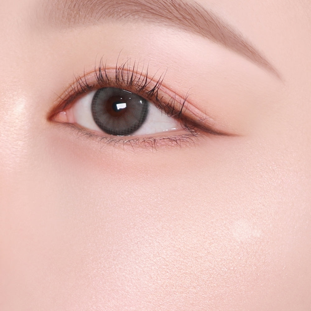 Glint Highlighter in 05 Peach Moon; original shade demonstration.