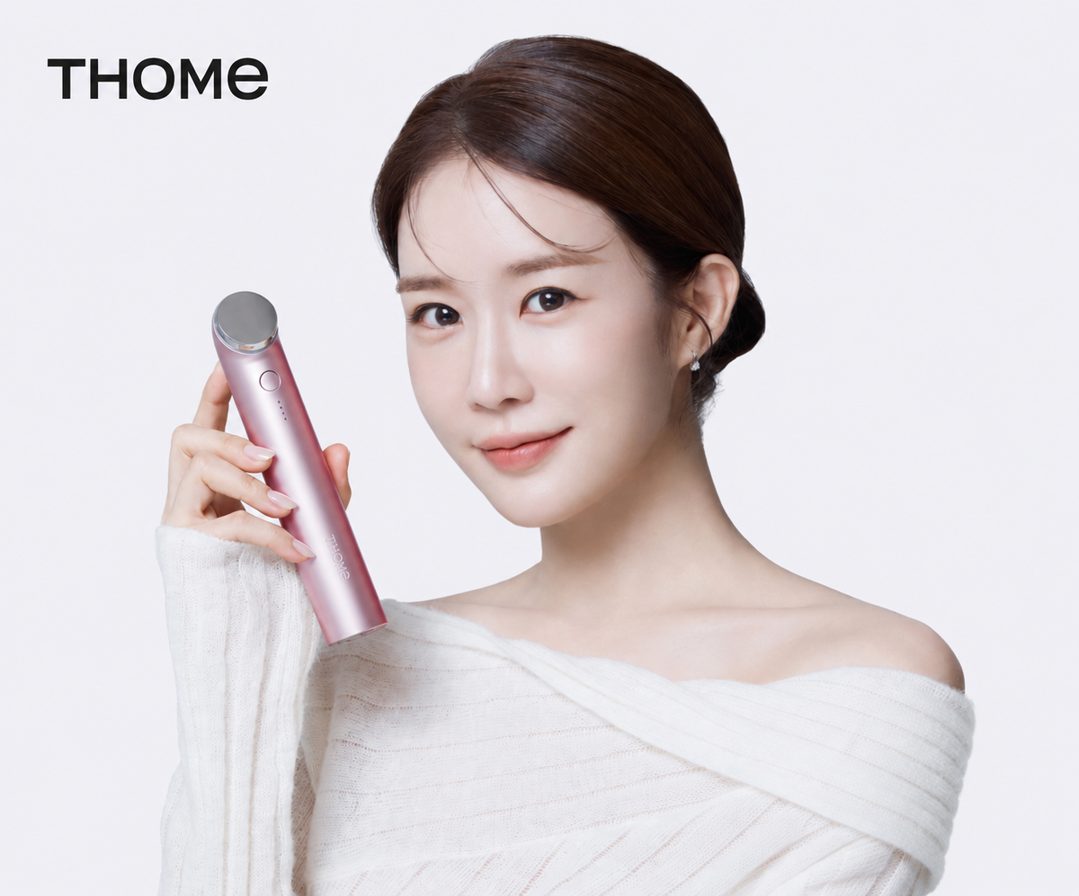 THOME The Glow Pro in Metallic Rose held by a model